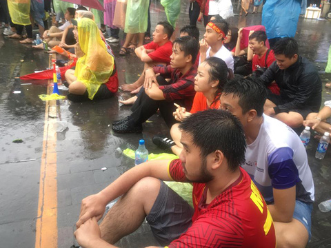 Các CĐV đội mưa xem U23 Việt Nam thi đấu chiều 29/8 ở Sài Gòn không khỏi nặng trĩu lòng khi đội nhà thua trận ở bán kết. Ảnh: Anh Linh