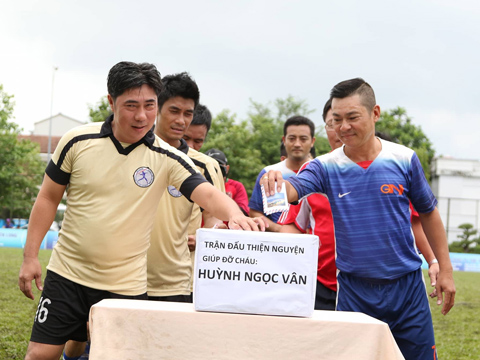 Bầu Tùng Đức Thắng GPRS trong màu áo PTV Sài Gòn (trái) và Minh Cường FC trao quà cho cháu bé. Ảnh: Tuấn Phong