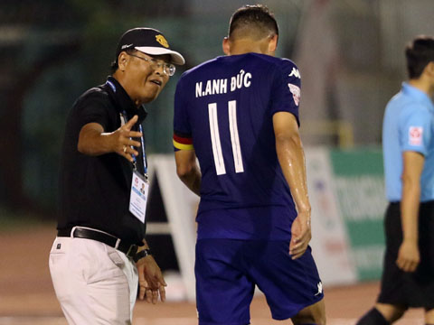 HLV Trần Bình Sự khá tiếc nuối khi lẽ ra U23 Việt Nam đã có nhiều hơn 3 bàn thắng. Ảnh: Quang Liêm