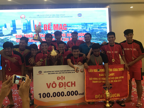 Bình Hòa Tân Phước Khánh 3 lần vô địch giải liên tục với số tiền thưởng kỷ lục ở một giải phong trào. Ảnh: BM
