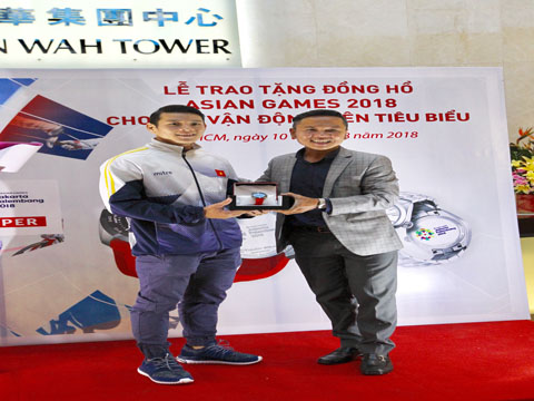 Thạch Kim Tuấn cũng được nhận một phần quà giá trị khắc lô gô ASIAD 2018 từ Tissot. Ảnh: QN