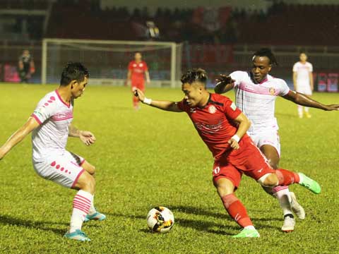 Phi Sơn cũng góp 1 bàn thắng trận này giúp TP.HCM bỏ xa Sài Gòn 5 điểm khi giải còn 3 lượt trận. Ảnh: Lê Giang