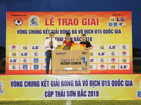 Cầu thủ xuất sắc nhất của Viettel Văn Khang nhận thưởng. Ảnh: Anh Duy