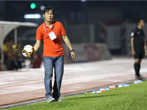 HLV Minh Phương chỉ biết chê trách các học trò sau trận thua chủ nhà tồi 28/9. Ảnh: Quang Liêm
