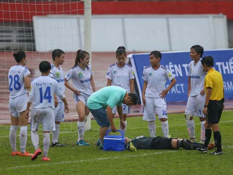 Va chạm mạnh khiến thủ môn Thu Trang phải nhập viện khẩn cấp. Ảnh: Anh Duy