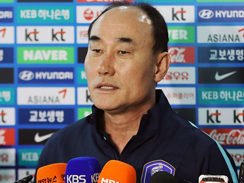 HLV Kim Hak Bum lấy công bù thủ cho U23 Hàn Quốc. Ảnh: AFC 