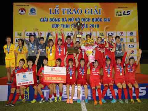Phong Phú Hà Nam nhận chức vô địch kèm phần thưởng lớn. Ảnh: Quang Liêm
