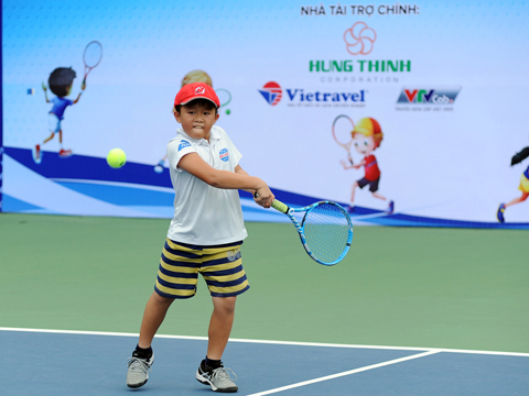 Tay vợt trẻ Cao Dương Phú của Bình Dương. Ảnh: TT