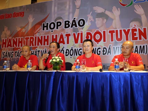 Nhà vô địch AFF Cup 2008 muốn đội tuyển Việt Nam có bài hát cổ vũ