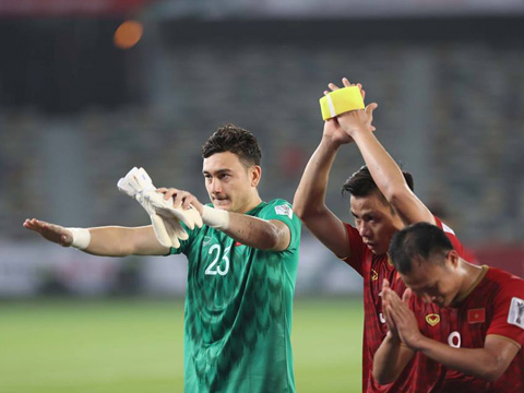 Thủ thành Văn Lâm là tâm điểm của bóng đá Việt Nam sau trận thua Iraq 2-3. Ảnh: Hoàng Linh