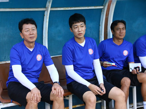 HLV Chung Hae Soung (trái) chưa tạo nhiều dấu ấn ở đội bóng mới. Ảnh: Đình Viên