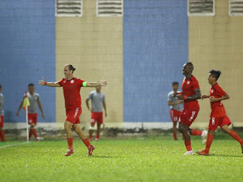 Kesley ăn mừng sau bàn ấn định chiến thắng 2-0 vào lưới Sài Gòn. Ảnh: Đình Viên