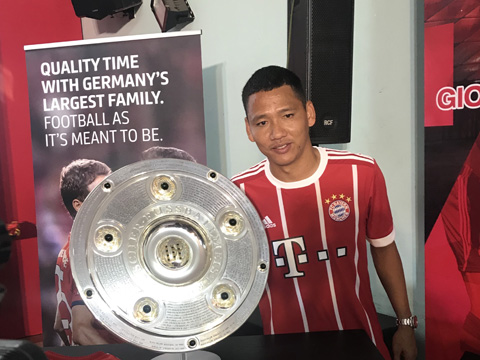 Anh Đức tranh thủ chụp ảnh với chiếc đĩa bạc Bundesliga danh tiếng trong buổi giao lưu cùng Elber. Ảnh: VH 