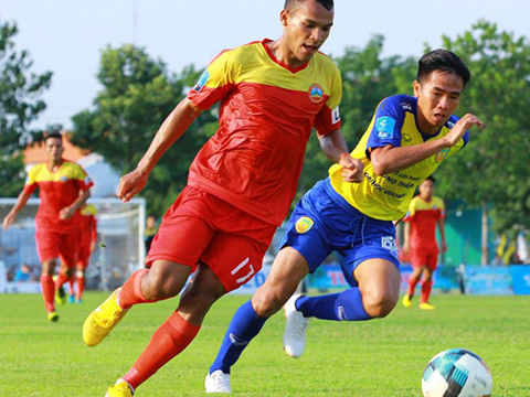 Lâm Thuận (đỏ) đang giúp Bình Phước thăng hoa ở giải hạng Nhất nhưng không được triệu tập lên U23 Việt Nam. Ảnh: VPF