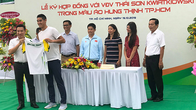Tay vợt Thái Sơn và Tổng giám đốc Tập đoàn Hưng Thịnh Nguyễn Đình Trung trao tặng áo đấu chiều 19-10 tại TP.HCM. Ảnh: TN