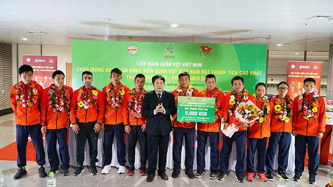 Đội tuyển quần vợt Việt Nam nhận thưởng ngay sau khi về nước trưa 8-12. Ảnh: TT