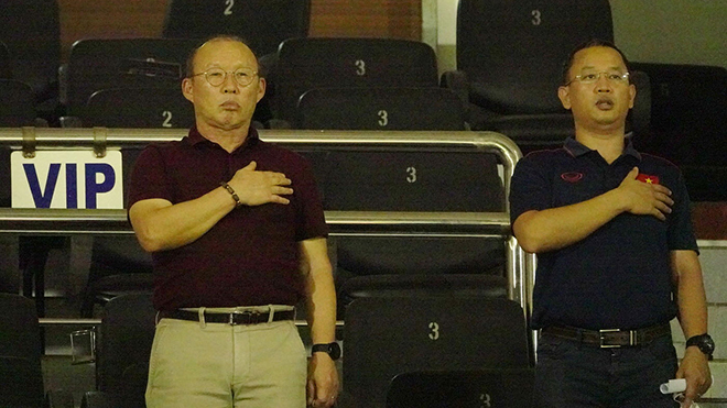 HLV Park Hang Seo và trợ lý Huy Khoa đến xem trận Sài Gòn - SLNA tối 8-3. Ảnh: Anh Linh
