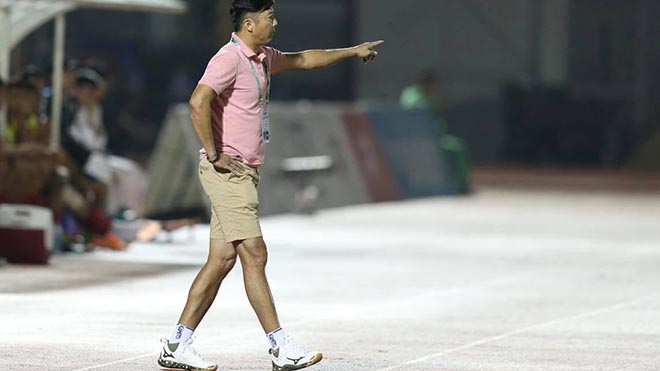 HLV Lê Huỳnh Đức không hài lòng về các trọng tài ở sân Thống Nhất tối 29/6. Ảnh: VPF