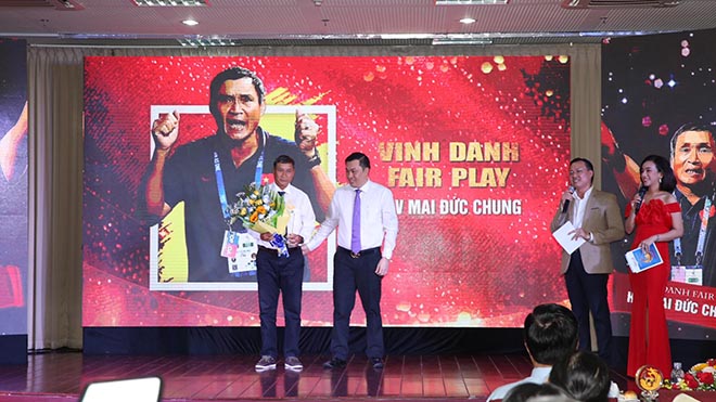 HLV Mai Đức Chung nhận giải Vinh danh Fair Play 2019. Ảnh: Anh Đồng