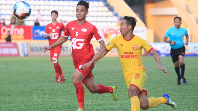 Hà Minh Tuấn (đỏ) đã khiến CĐV Nam Định nín lặng với bàn thắng ở phút bù giờ cuối cùng trận đấu. Ảnh: VPF