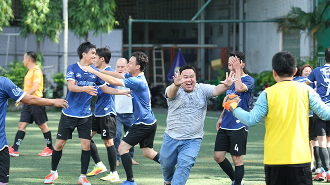 Niềm vui vỡ òa của các CĐV và cầu thủ TTXVN sau khi trọng tài kết thúc trận đấu. Ảnh: Quang Châu