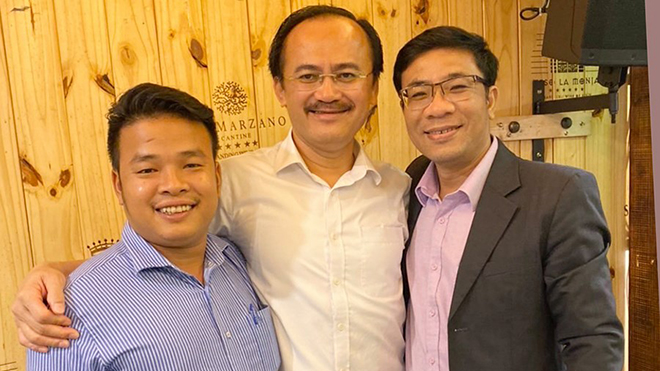 Trưởng BTC giải Nguyễn Xuân Quang (trái) cùng bầu Thắng chụp ảnh lưu niệm. Ảnh: DV