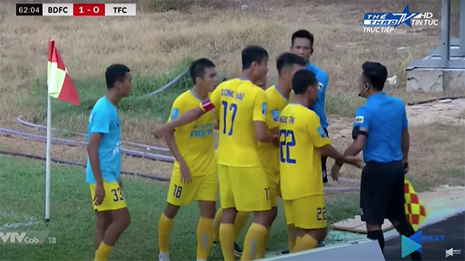 Cầu thủ Tây Ninh phản ứng rất quyết liệt với trọng tài Hoàng Đô. Ảnh: Clip TTTV