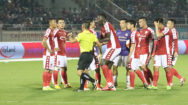 Trọng tài cũng là 'vật tế thần' ở V-League