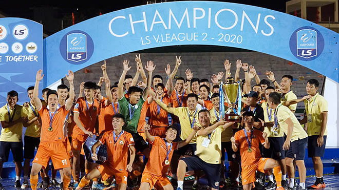 Bình Định chính thức nhận vé duy nhất lên hạng V-League 2021 vào chiều 31-10 trên sân Quy Nhơn sau 12 năm xa sân cỏ cao nhất Việt Nam. Ảnh: Anh Linh