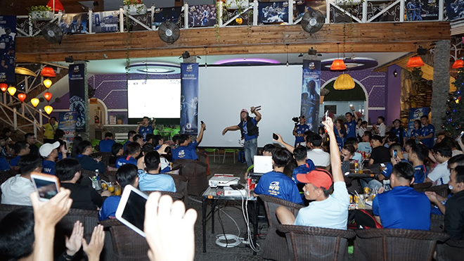 CĐV Chelsea có đêm tưng bừng cùng đội bóng mình yêu mến tối 29-11 tại TPHCM. Ảnh: BM