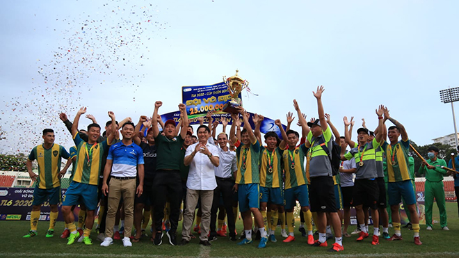 Chủ tịch VPF Trần Anh Tú trao Cúp vô địch cho GM Holdings. Ảnh: DV