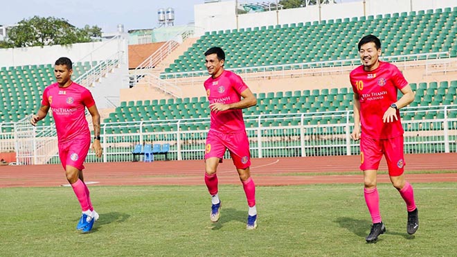 Thiago và Merlo là những người đã ghi bàn vào lưới Hà Nội FC ở trận đấu tối 29-12, người còn lại là Matsui (phải) chưa vào sân thi đấu ở giải tứ hùng. Ảnh: SGFC