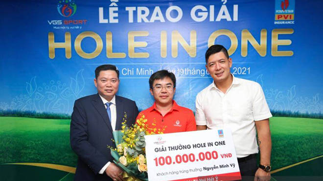Golfer Nguyễn Minh Vỹ nhận giải thưởng từ BTC. Ảnh: NH