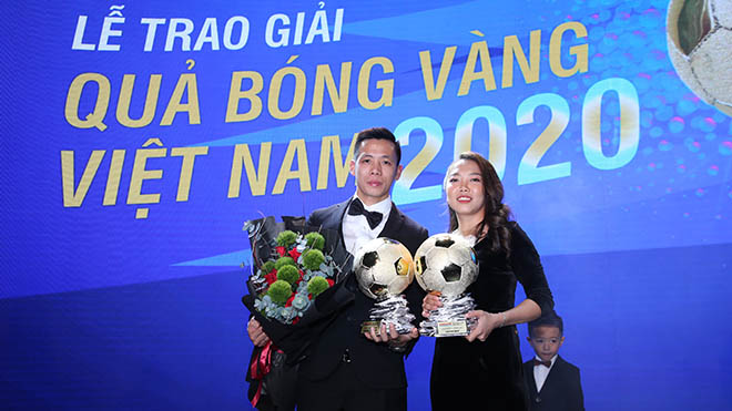 Văn Quyết thắng thuyết phục ở giải thưởng Quả bóng vàng Việt Nam 2020. Ảnh: BSG