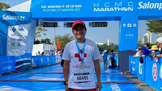Ông Đoàn Ngọc Hải hoàn thành cự ly marathon ở tuổi 52. Ảnh: NH