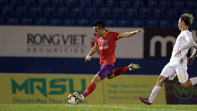 Văn Vũ dẫn đầu danh sách ghi bàn với 2 bàn thắng ở giải này nhưng bị đuổi khỏi sân trận gặp SHB Đà Nẵng tối 5-1 vì xấu chơi. Ảnh: TL