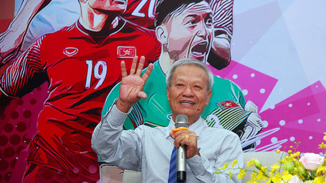 HLV Lê Thuỵ Hải được trao giải Vinh danh Fair Play bởi sự nghiệp đóng góp lớn cho bóng đá nước nhà. Ảnh: Trường Giang