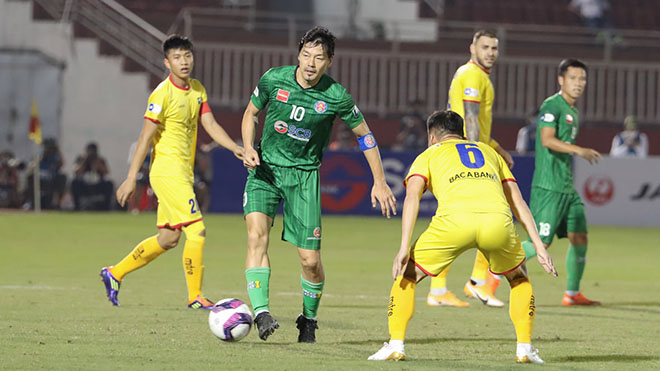 Matsui khiến nhiều cầu thủ Việt Nam học hỏi khi chơi tốt ở tuổi 40. Ảnh: SGFC