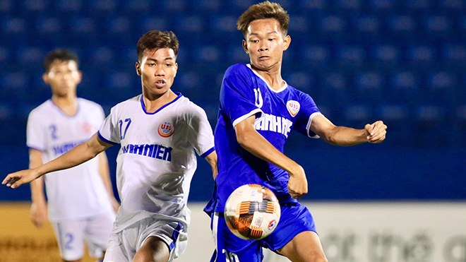 U19 An Giang (xanh) chiếm ngôi đầu bảng B sau lượt 1 bằng chiến thắng 2-1 trước U19 Quảng Nam. Ảnh: Khả Hoà