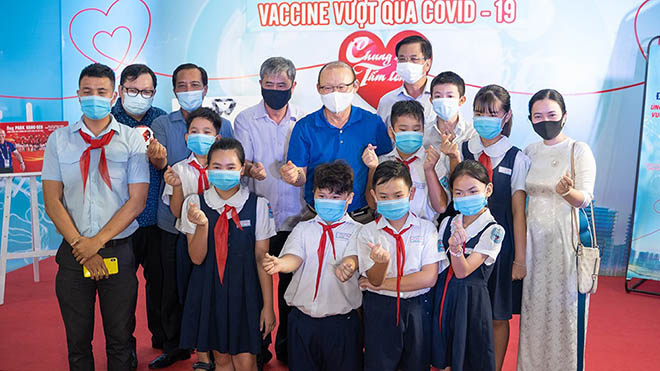 HLV Park Hang Seo đến HTV để góp một tấm lòng giúp mua vaccine Covid-19. Ảnh: HTV