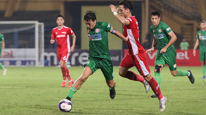 HLV Việt Hoàng xem Matsui là điểm yếu nên khuyến khích những cầu thủ như Trọng Hoàng xộc thẳng vào trung lộ để có bàn thắng. Ảnh: SGFC