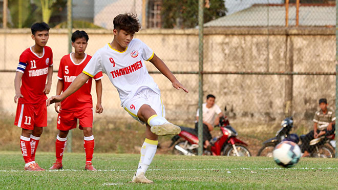 Quốc Việt tiếp tục ghi bàn để đưa U19 Học viện Nutifood JMG sớm vào tứ kết. Ảnh: Khả Hoà