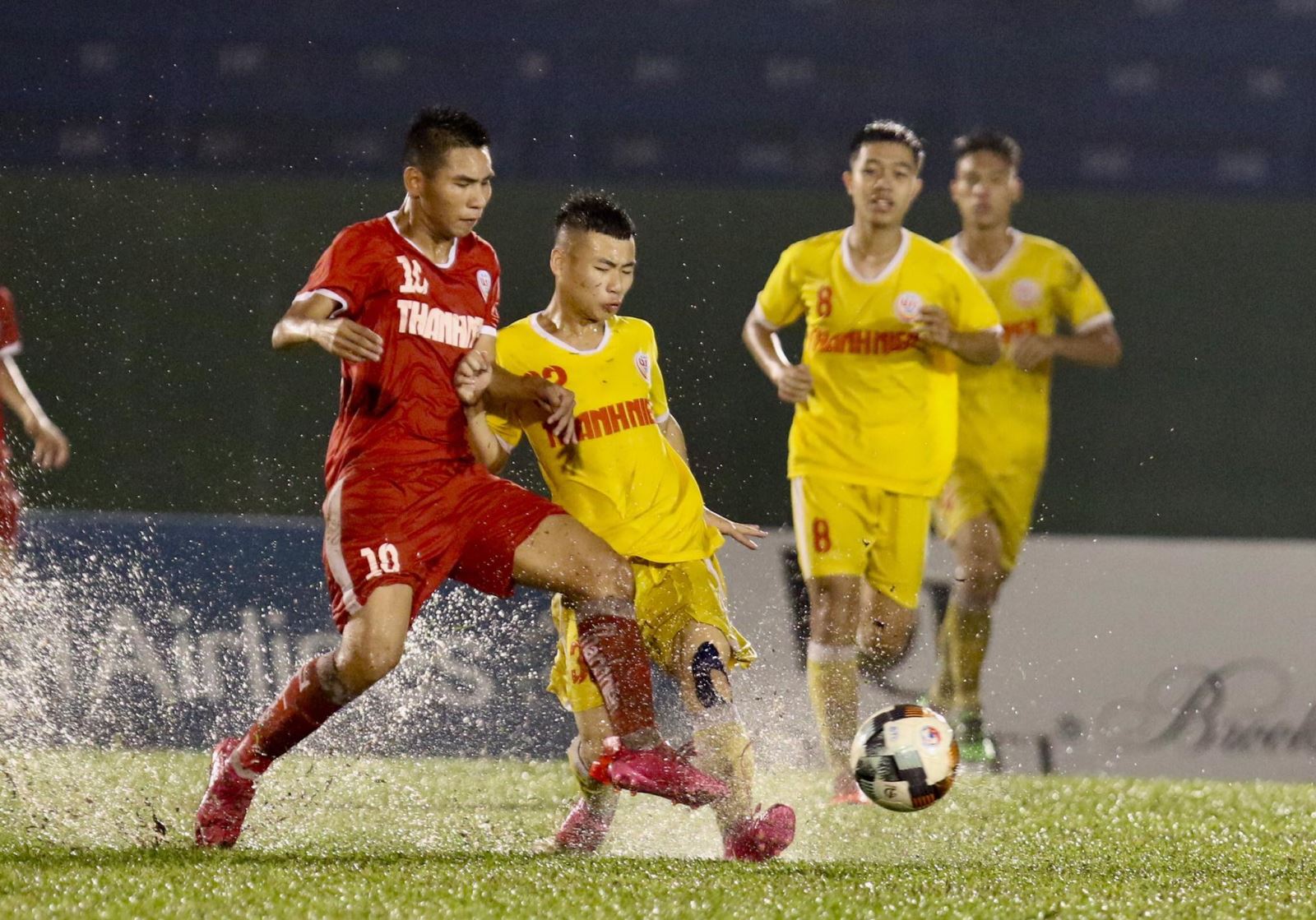 Chân sút trẻ triển vọng Xuân Tiến (đỏ) ghi hat-trick trận này giúp SLNA đánh bại Hà Nội FC đến 5-3. Ảnh: Khả Hoà