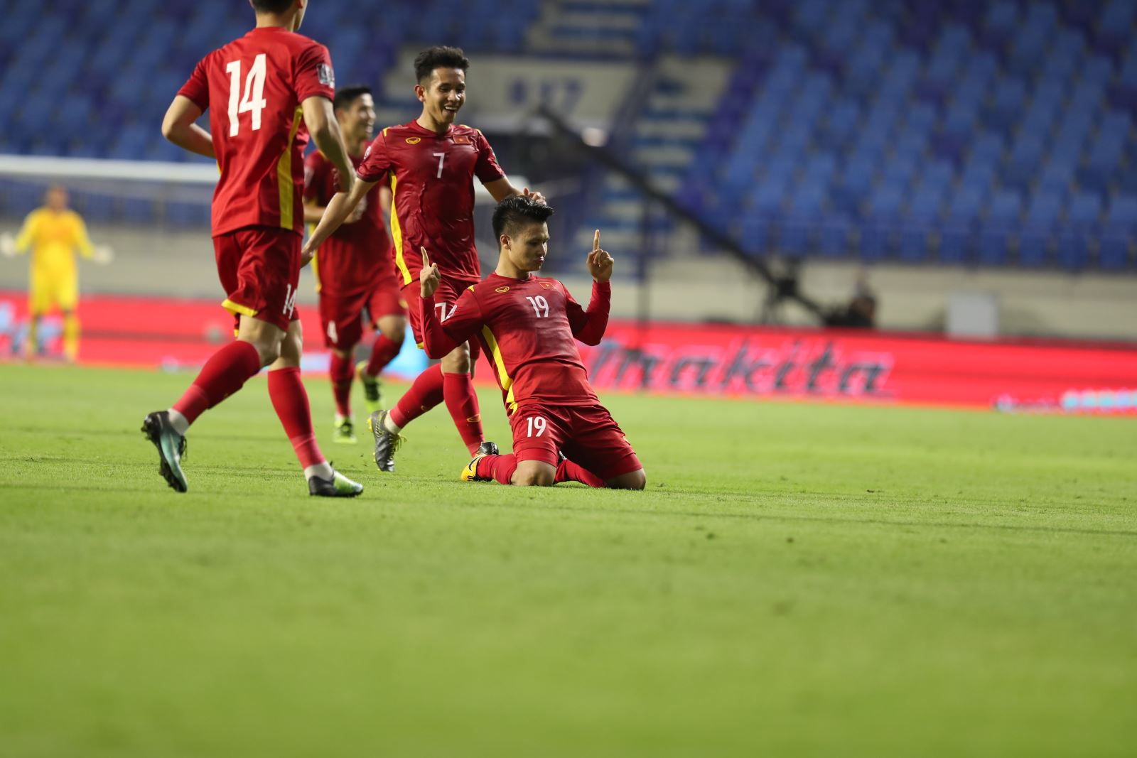 Hồng Duy kiến tạo cả 2 bàn thắng đầu tiên, mở ra chiến thắng cho đội tuyển Việt Nam trước Indonesia. Ảnh: Hoàng Linh