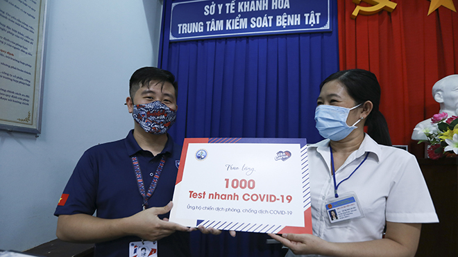 BTC VBA trao tặng quà cho Trung tâm Kiểm soát Bệnh tật CDC tỉnh Khánh Hòa. Ảnh: BM