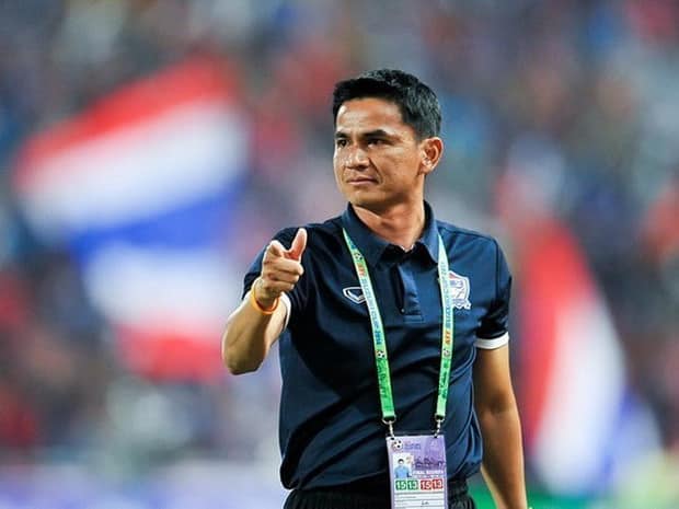 HLV Kiatisuk đang suy nghĩ nghiêm túc việc trở lại dẫn dắt đội tuyển Thái Lan sau khi chứng kiến tình yêu của người dân quê hương dành cho ông. Ảnh: TL