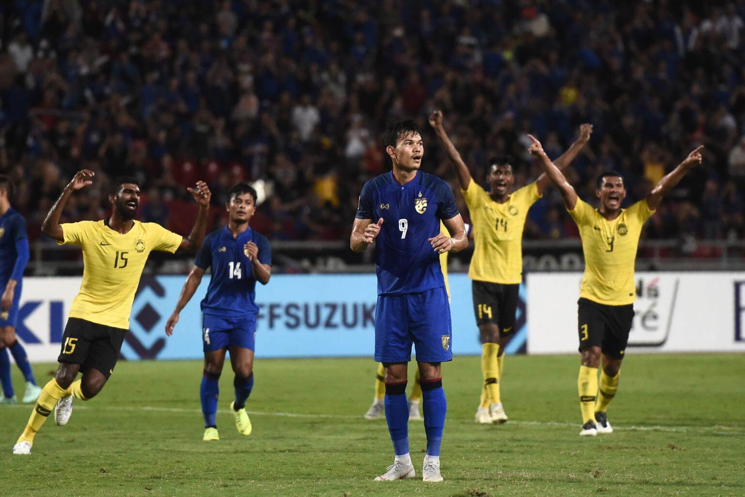 Cú đá phạt đền hỏng ăn phút bù giờ trận bán kết AFF Cup 2018 của Adisak khiến Thái Lan bị Malaysia loại và "Voi chiến" luôn xem Malaysia là đối thủ kỵ giơ. Ảnh: TL