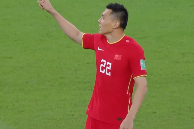 Trung vệ Yu Dabao mắc lỗi ở 2 bàn thua trước Australia khiến các CĐV Trung Quốc chỉ trích nặng nề. Ảnh: sohu