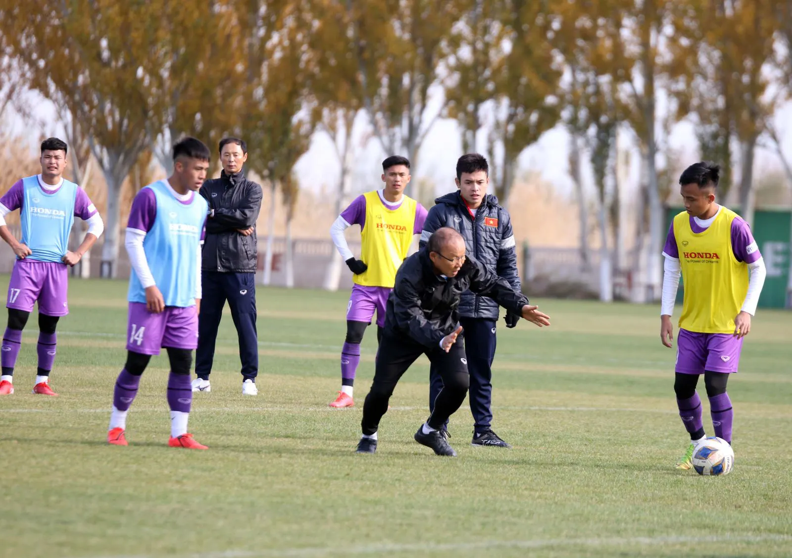 HLV Park Hang Seo còn rất nhiều việc phải làm cho thế hệ tương lai của bóng đá Việt Nam. Ảnh: VFF