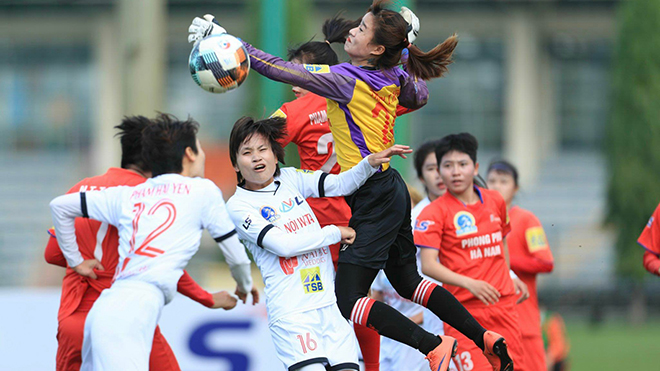 Huỳnh Như đua vô địch quốc gia cùng Hải Yến tại giải bóng đá nữ